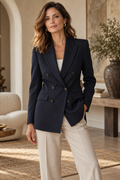 Imagen conceptual de Blazer azul marino de raya diplomática creada con IA; prenda pendiente de confirmar