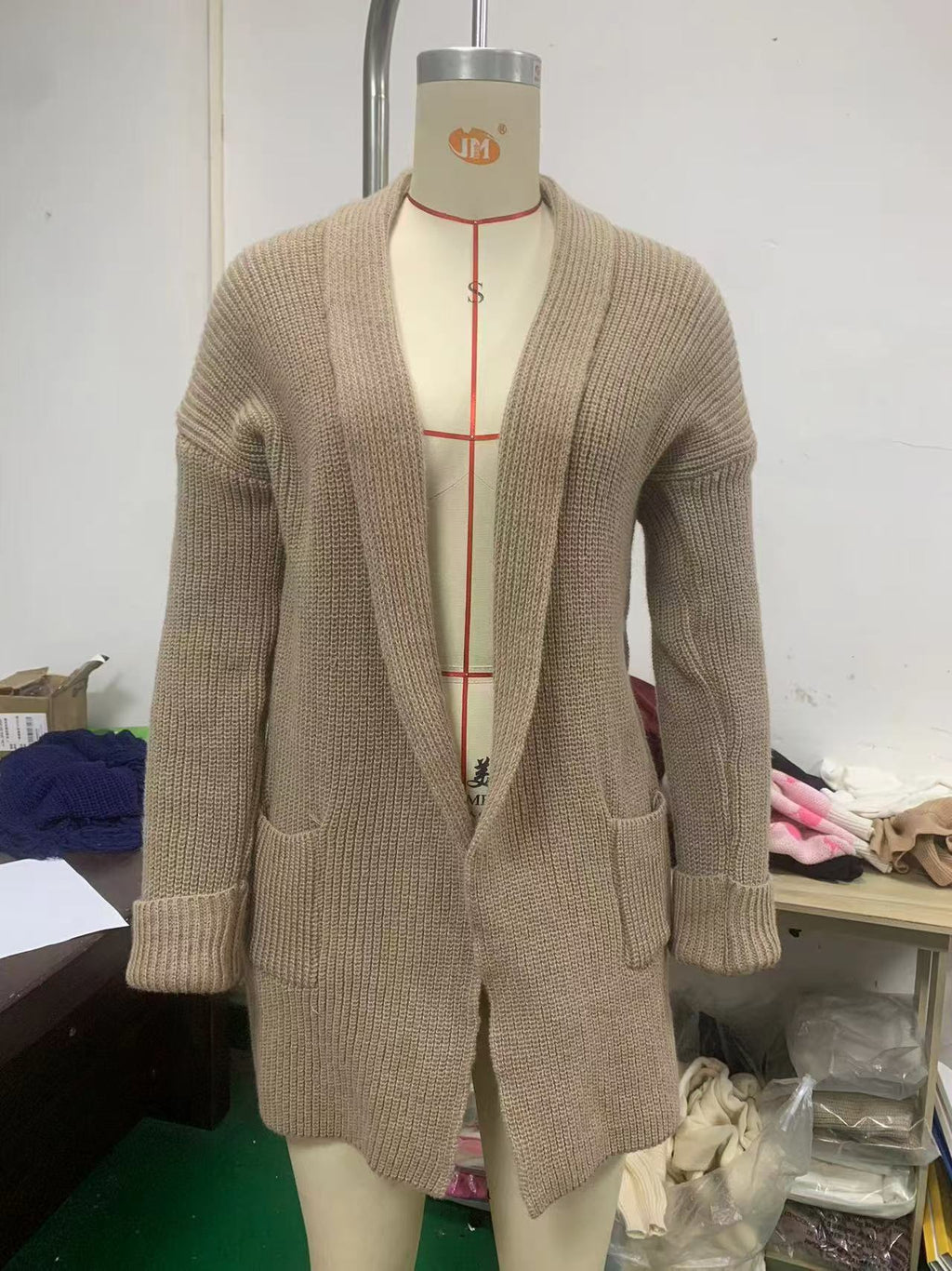 Cárdigan largo de punto tostado, fotografía del artículo real sobre maniquí