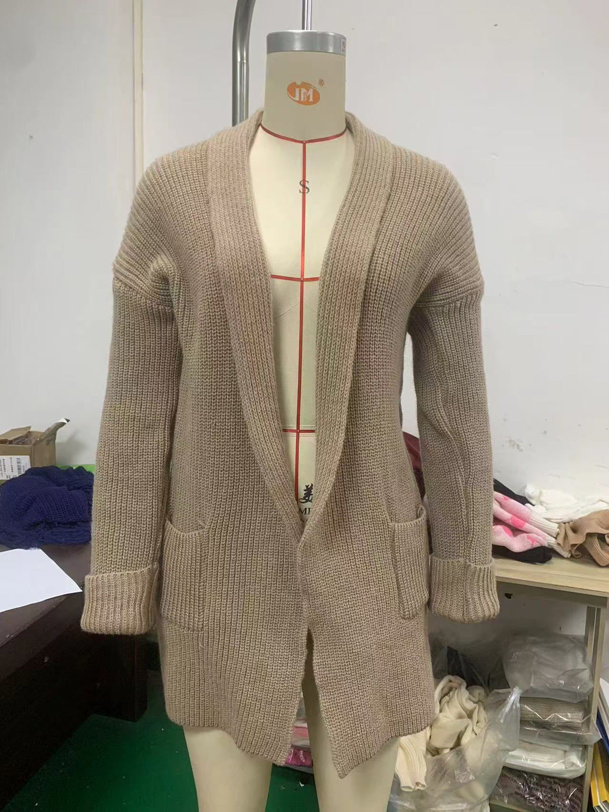 Cárdigan largo de punto tostado, fotografía del artículo real sobre maniquí