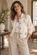 Imagen conceptual de Chaqueta crema con bordado floral creada con IA; diseño pendiente de confirmar.
