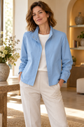 Imagen conceptual de Chaqueta ligera azul cielo creada con IA; diseño pendiente de confirmar.
