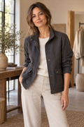 Imagen conceptual de Chaqueta informal gris carbón creada con IA; diseño pendiente de confirmar.