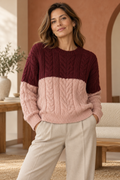 Imagen conceptual de Jersey trenzado burdeos y rosa creada con IA; prenda pendiente de confirmar