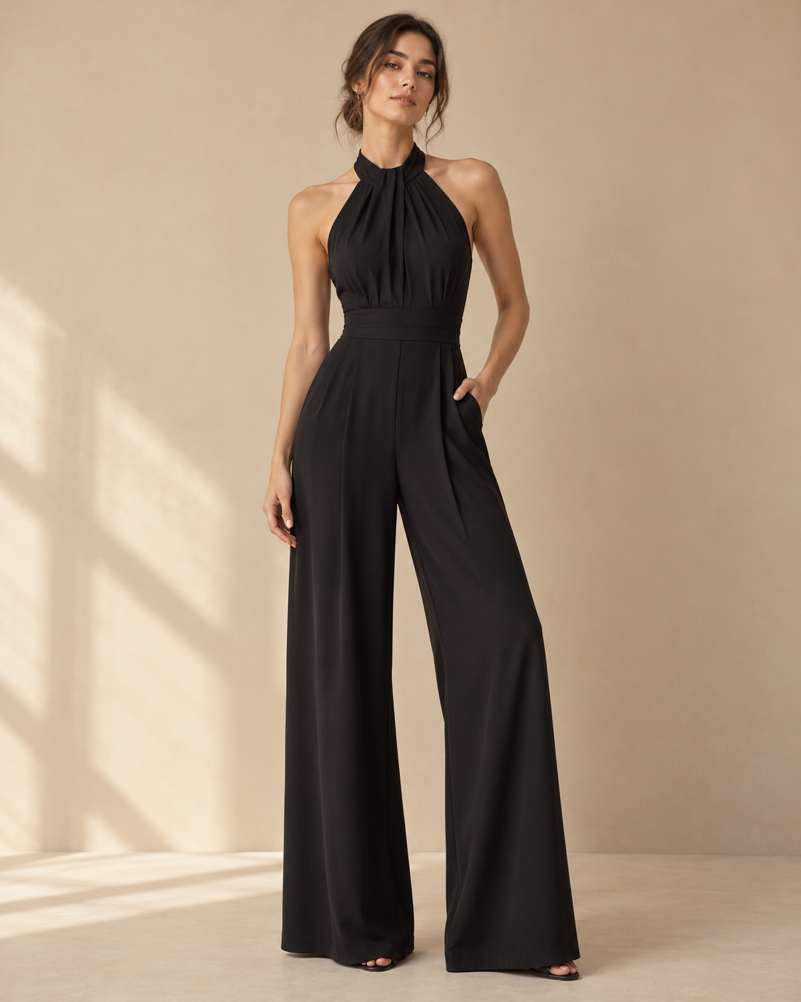 Imagen conceptual de Mono negro de cuello halter y pernera ancha creada con IA; diseño pendiente de confirmar.
