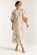 Imagen conceptual generada por IA de vestido floral con detalles de flores en relieve en los puños; no representa el artículo definitivo