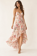 Imagen conceptual generada por IA de vestido largo floral de silueta asimétrica; no representa el artículo definitivo
