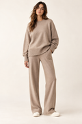 Imagen conceptual generada por IA de conjunto casual con sudadera holgada y pantalón recto; no representa el artículo definitivo