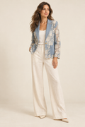 Imagen conceptual generada por IA de blazer vaquero claro con detalles florales de encaje; no representa el artículo definitivo