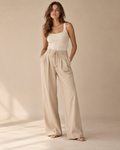 Imagen conceptual de Pantalón sastre beige con pinzas y cordón creada con IA; diseño pendiente de confirmar.